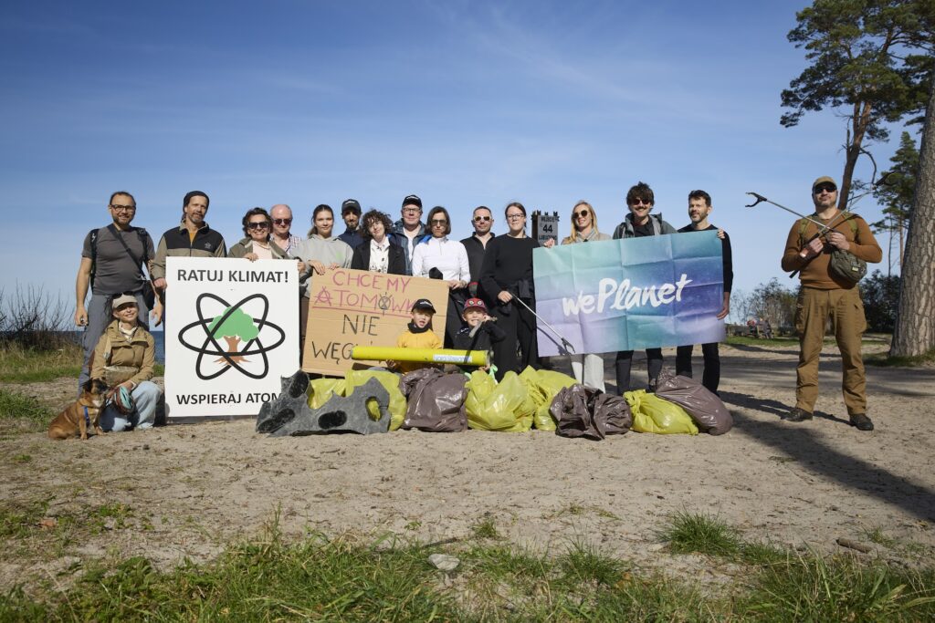 FOTA4Climate / WePlanet z zebranymi na plaży śmieciami Atomowe Sprzątanie Plaży w Słajszewie!